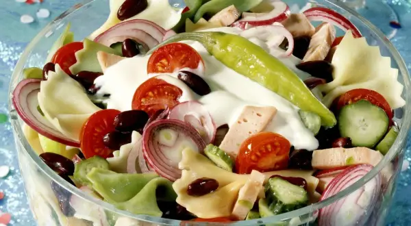 Bunter Nudelsalat mit Tomaten, Gurken, Zwiebeln, Bohnen und einem grünen Chili. Leckere schnelle Salate ohne Mayo sind perfekt für jede Gelegenheit.