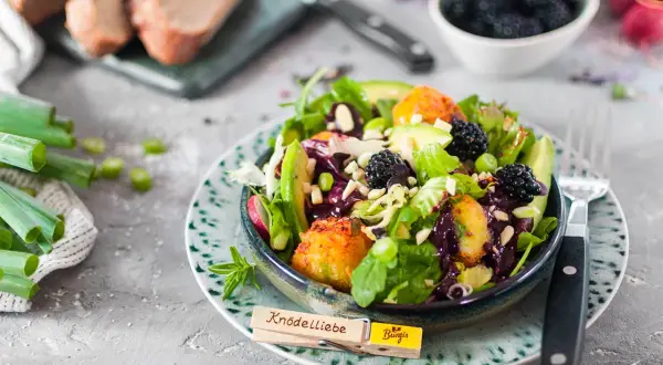 Sommer Rezepte Hauptgericht: Bunter Salat mit Knödeln, Beeren und Avocado. Ein leichtes und frisches Gericht für warme Tage.