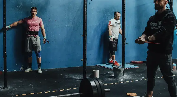 CrossFit czy siłownia? Wybierz idealny trening dla swoich celów