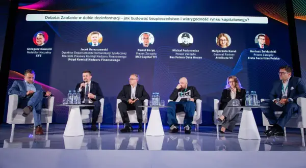 Panel dyskusyjny o budowaniu zaufania na rynku kapitałowym. Uczestnicy dzielą się swoimi historiami i doświadczeniami w erze dezinformacji.