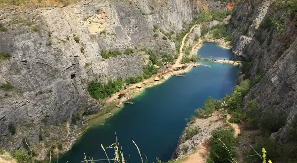 Ein atemberaubender Blick auf den Steinbruch Velká Amerika mit seinen tiefblauen Seen und steilen Felswänden.