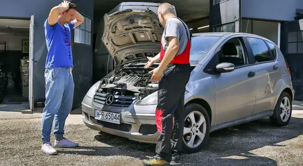 Zmartwiony klient pyta mechanika, jaki koszt wymiany uszczelki pod głowicą w jego Mercedesie.