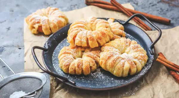 Ciasto francuskie na słodko: 15+ przepisów na szybkie desery!