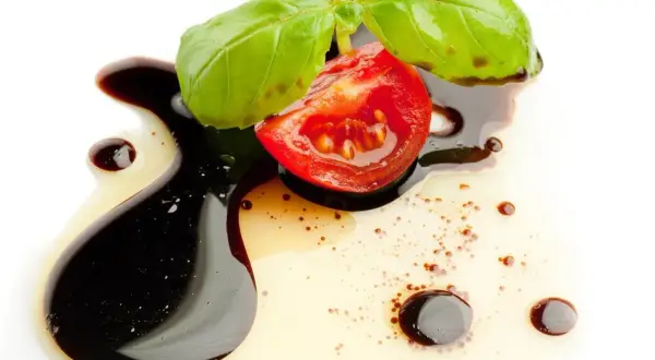 Sos z octu balsamicznego, pomidor i bazylia – idealne połączenie do sałatek i dań głównych. Ocet balsamiczny do czego? Do podkreślenia smaku!