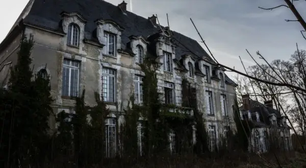 Un grand château envahi par la végétation, un lieu abandonné en Vendée, où le temps semble s'être arrêté.