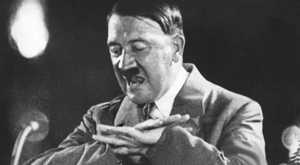 Adolf Hitler spricht leidenschaftlich. Wann ist Hitler geboren? Er wurde am 20. April 1889 geboren.