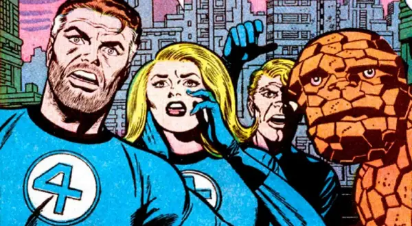 Los 4 Fantásticos, con expresiones de sorpresa, se preparan para la acción. Reed Richards, Sue Storm, la Antorcha Humana y La Mole, unidos en su misión.