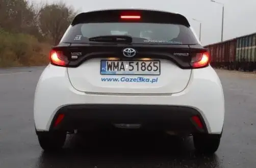 Toyota Yaris: Jedno światło cofania to standard, nie usterka!