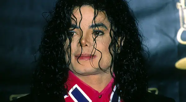 Michael Jackson, w którym roku zmarł Michael Jackson? Król Popu z charakterystyczną fryzurą i makijażem.