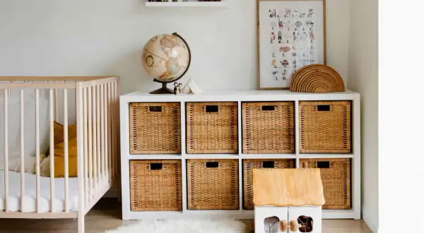 Schöne kinderzimmer ordnung ideen: ein Gitterbett, ein Regal mit Weidenkörben, Spielzeug und ein Globus.