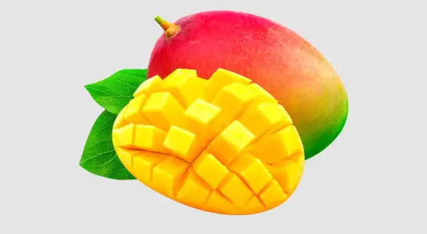 Słodki, soczysty mango dla niemowlaka, pokrojony w kostkę, z zielonymi listkami i całą owocem w tle.