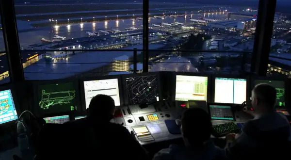 Fluglotsen im Tower überwachen den Flugverkehr bei Nacht. Die Ausbildung zum Fluglotsen ist anspruchsvoll, aber das Gehalt attraktiv.