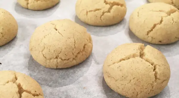 Nybakade småkakor med sprickor på ytan, kanske bakade med hjorthornssalt för extra fluffighet.