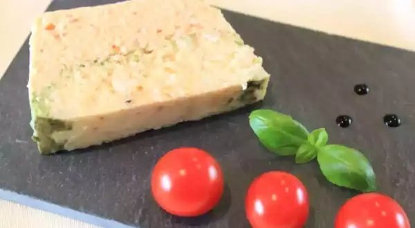 Tranche de terrine de poisson, garnie de tomates cerises, de basilic et de quelques gouttes de sauce. Un délice pour les yeux et les papilles.