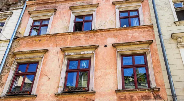 Kiedy budynek staje się zabytkiem? Odkryj kluczowe kryteria i proces