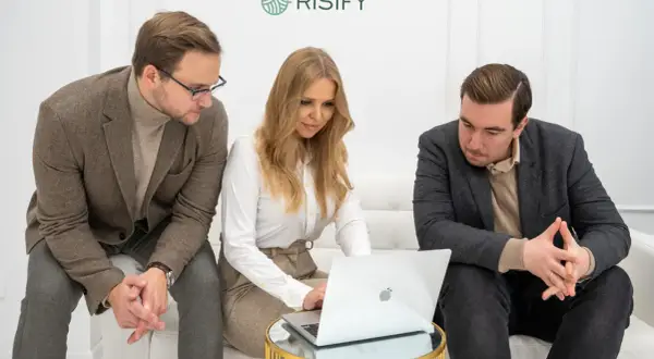Zespół Risify, szukając dobrego psychoterapeuty online, analizuje dane na laptopie.