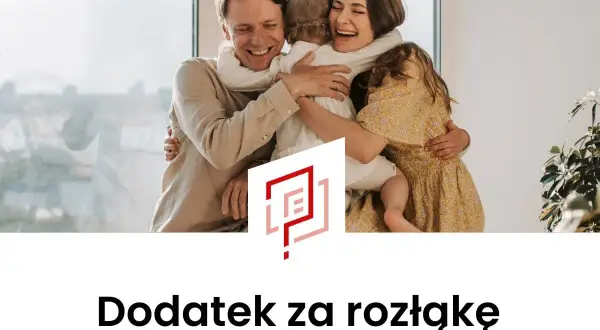 Szczęśliwa rodzina przytula się. Dowiedz się, ile wynosi dodatek za rozłąkę.