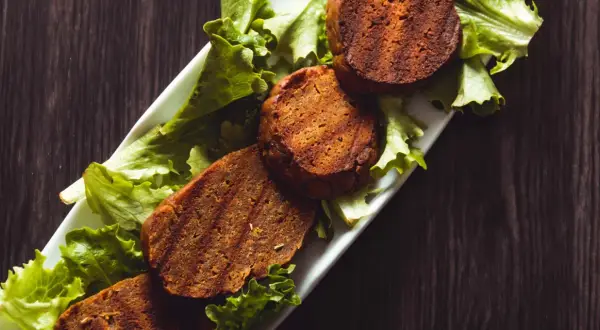 Seitan casero, una opción deliciosa y versátil. Descubre cómo hacer seitan con esta presentación apetitosa.