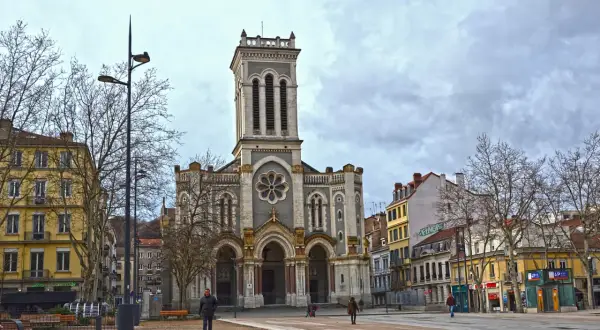 La basilique Saint-Étienne, un joyau architectural, invite à la découverte. Que faire à Saint-Étienne ? Visitez ce monument historique et explorez ses environs.