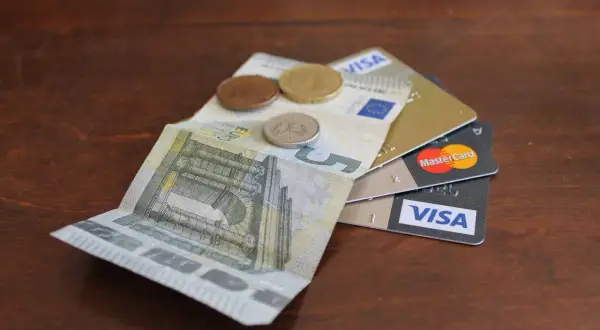 Euro banknoty, monety i karty płatnicze Visa i Mastercard. Alior karta wielowalutowa to wygodne rozwiązanie.