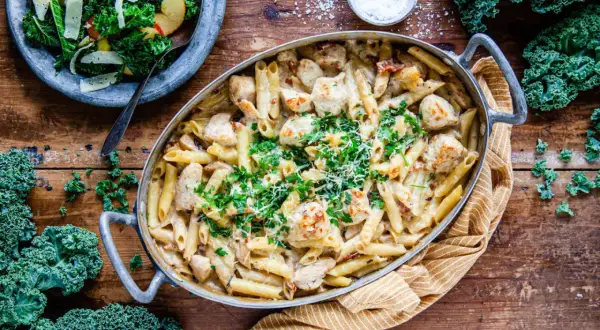 Krämig kycklingpasta med parmesan och färska örter. En rätt så god att man vill säga "marry me kyckling"! Serveras med en frisk grönkålssallad.