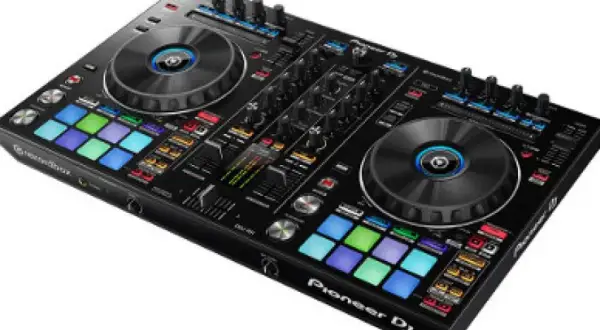 Na czym gra DJ? Od kontrolera po klub: przewodnik dla początkujących