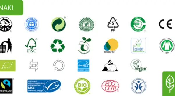 Kolekcja znaków ekologicznych, symboli recyklingu i certyfikatów, które świadczą o ciekawych projektach ekologicznych.