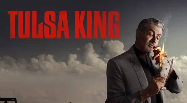 Sylvester Stallone als Tulsa King zündet eine Bordkarte an. Der Titel "Tulsa King stream" prangt über einer Ölförderlandschaft.