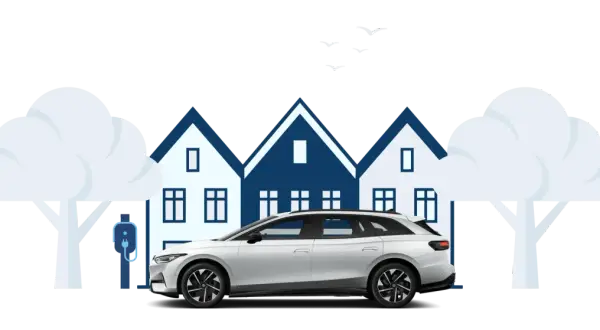En vit elbil laddas vid ett hus. Tänk på vad som ingår i leasing av bil för en bekymmersfri vardag.