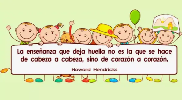 Niños sonrientes sostienen un cartel con frases para alumnos de primaria: "La enseñanza que deja huella no es la que se hace de cabeza a cabeza, sino de corazón a corazón.