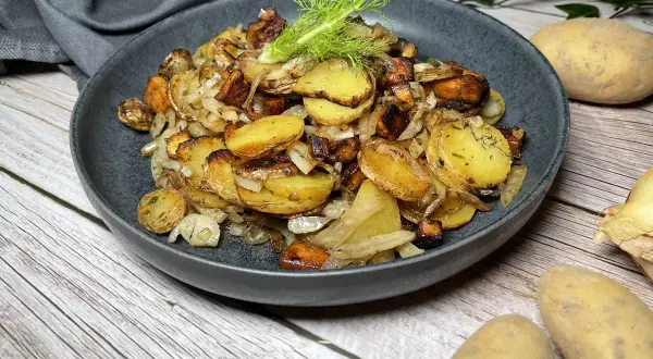 Geröstete Kartoffeln mit Zwiebeln und Fenchel, ein köstliches Gericht, das sich gut für Fenchel Rezepte eignet.