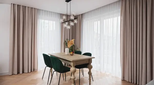 Eleganckie zasłony i firany z subtelnym marszczeniem tworzą przytulną atmosferę. Różne rodzaje marszczenia firan dodają wnętrzu charakteru.