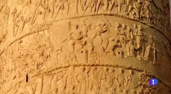 Detalle de **la columna de Trajano**, con relieves que narran escenas de batallas y la vida militar romana.