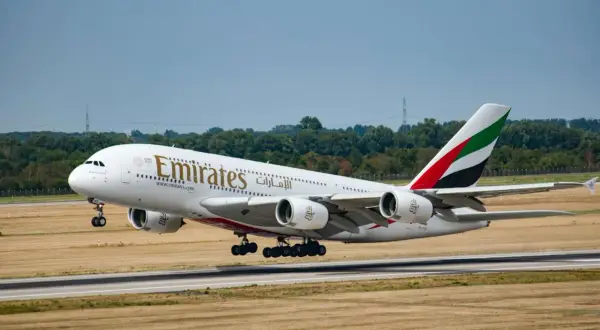 Emirates A380 z bagażem rejestrowanym startuje z pasa.