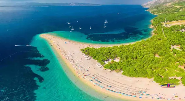 Zlatni Rat, jedna z najpiękniejszych plaż w Europie, z turkusową wodą i sosnowym lasem.