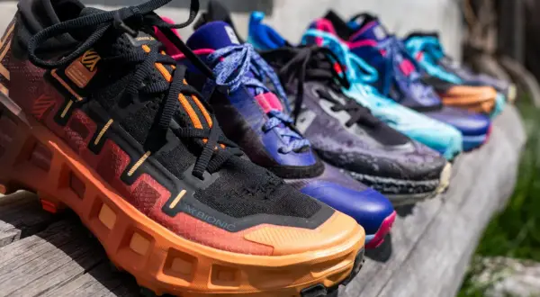Une rangée de chaussures de trail hiver colorées, prêtes pour l'aventure.