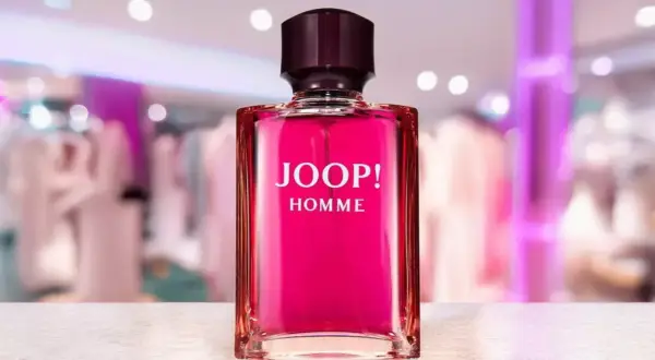Szklana butelka z różowym płynem i napisem JOOP! HOMME. Ten zapach 125ml to idealny wybór dla każdego mężczyzny.