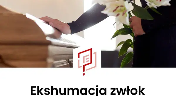 Dłoń na trumnie, bukiet lilii obok. Symboliczne ujęcie przed ekshumacją zwłok.