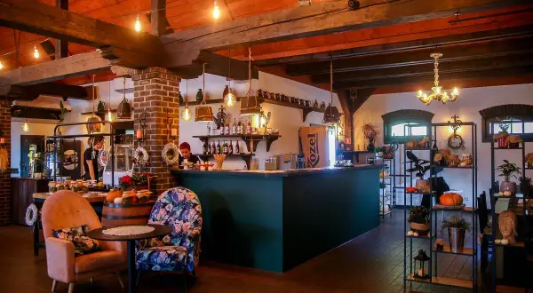 Przytulne, klimatyczne restauracje Bydgoszcz. Wnętrze z barem, wygodnymi fotelami i jesiennymi dekoracjami.
