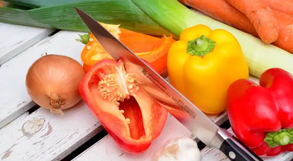 Kolorowe warzywa: papryka, cebula, marchew, por, czosnek. Idealne składniki na dietę warzywno-owocową, której efekty po tygodniu mogą być widoczne.
