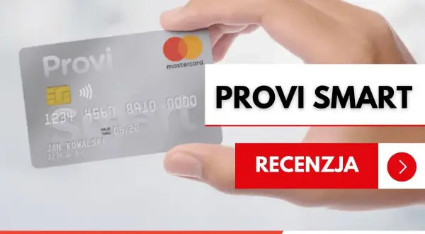 Dłoń trzyma srebrną kartę Provi Smart. Obok widnieje napis "RECENZJA", sugerujący analizę tej karty kredytowej.
