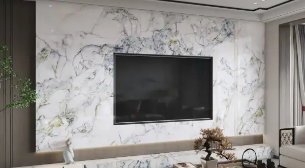 Elegancka ściana w salonie z telewizorem, ozdobiona wzorem marmuru i zielonymi akcentami.