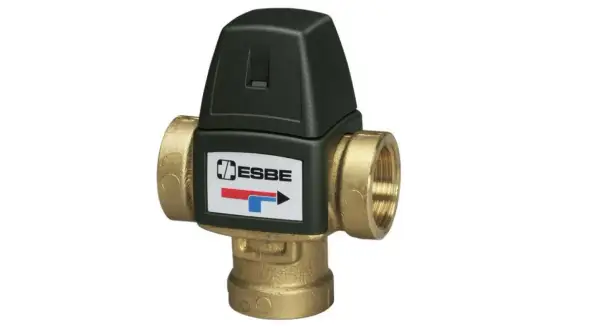 Mosiężny zawór trójdrożny ESBE z czarną obudową, kluczowy element instalacji grzewczej, decydujący o tym, czy zawór trójdrożny znajdzie się przed czy za pompą.