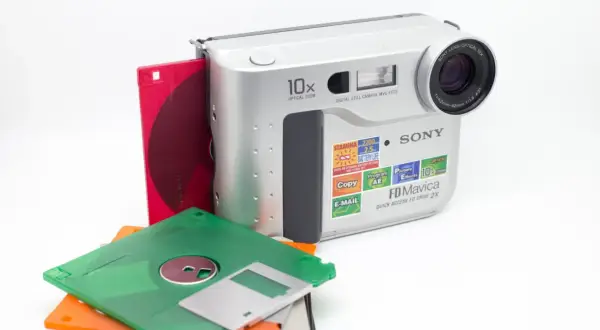 Kiedy wymyślono aparat, takie jak ten Sony FD Mavica, zdjęcia zapisywano na dyskietkach.
