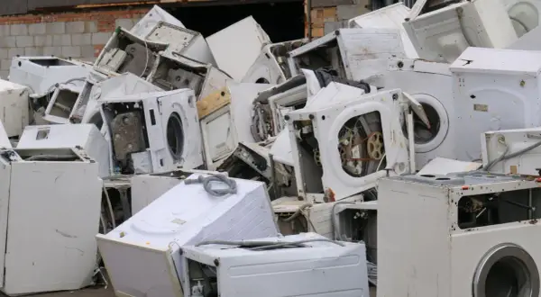 Góra złomu ze starymi pralkami. Zastanawiasz się, co zrobic ze starą pralką? Tutaj widać odpowiedź - recykling.