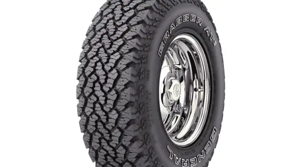 Opona terenowa General Grabber AT2 na chromowanej feldze, idealna do Toyota 4x4.