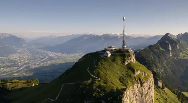 Der Weg zur Spitze des Hohen Kastens, ein lohnendes Ziel für jede **hoher kasten wanderung**, führt vorbei an einem Funkmast und bietet atemberaubende Ausblicke auf das Rheintal.