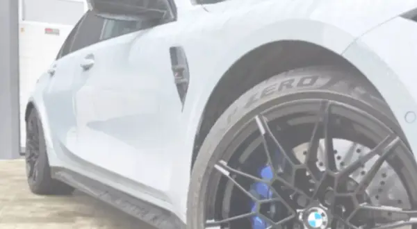 Nowe malowanie felg aluminiowych BMW nadaje mu sportowy wygląd.