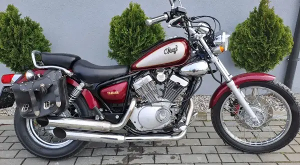 Yamaha Virago 125 dane techniczne: czerwony motocykl z sakwami, chromowanymi elementami i dwucylindrowym silnikiem V.