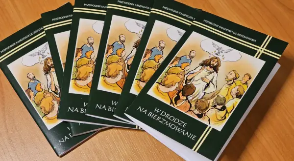 Kilka książek "Przewodnik kandydata do bierzmowania" z ilustracją Jezusa nauczającego tłum.